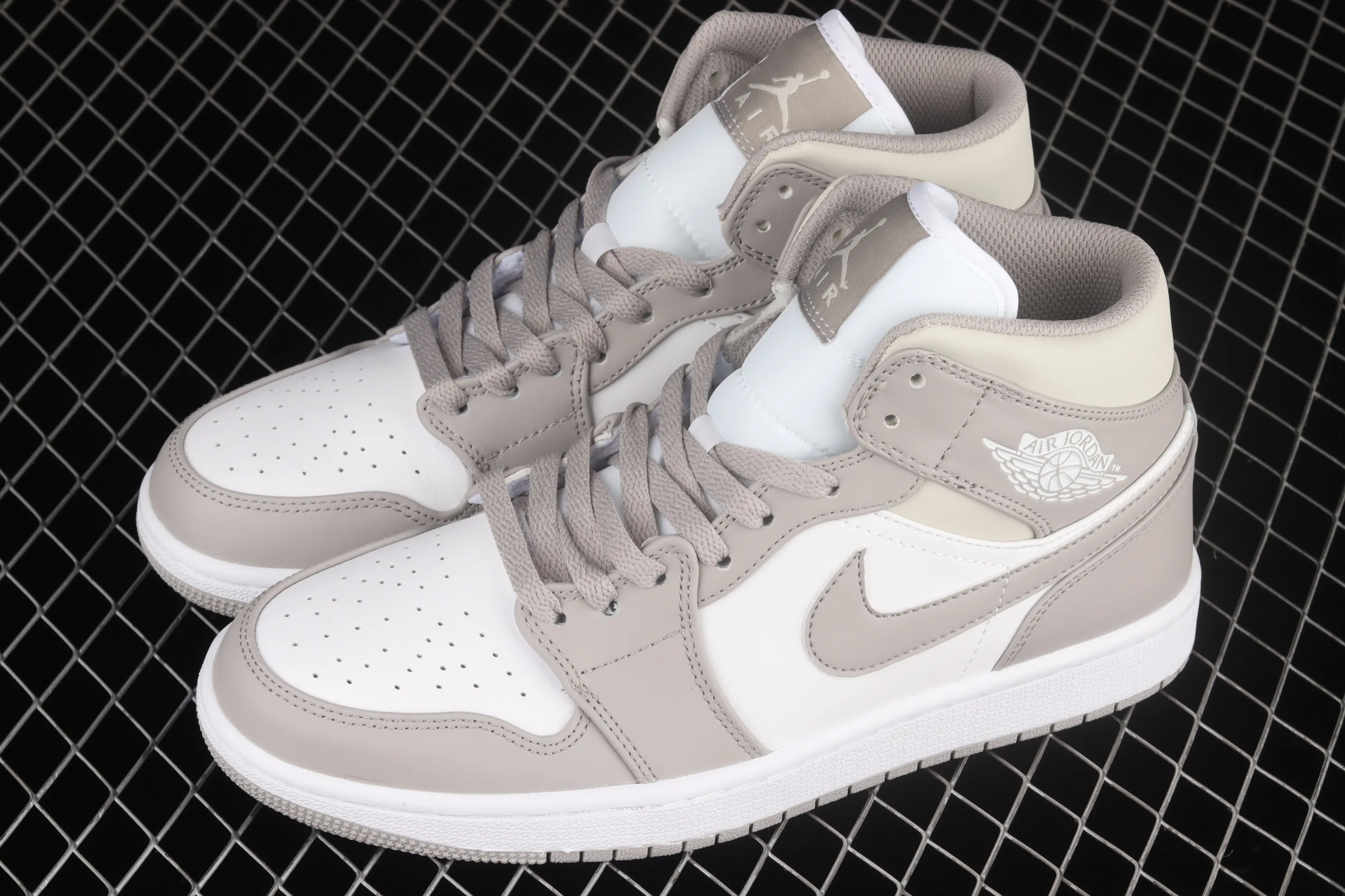 All Categories Air Jordan Jordan Series Basketball Shoes Air Jordan 1 Mid Air Jordan 1 Mid AJ1 Joe 1 Middle Linen College Gray Mid-top Basketball Shoes 554724-082